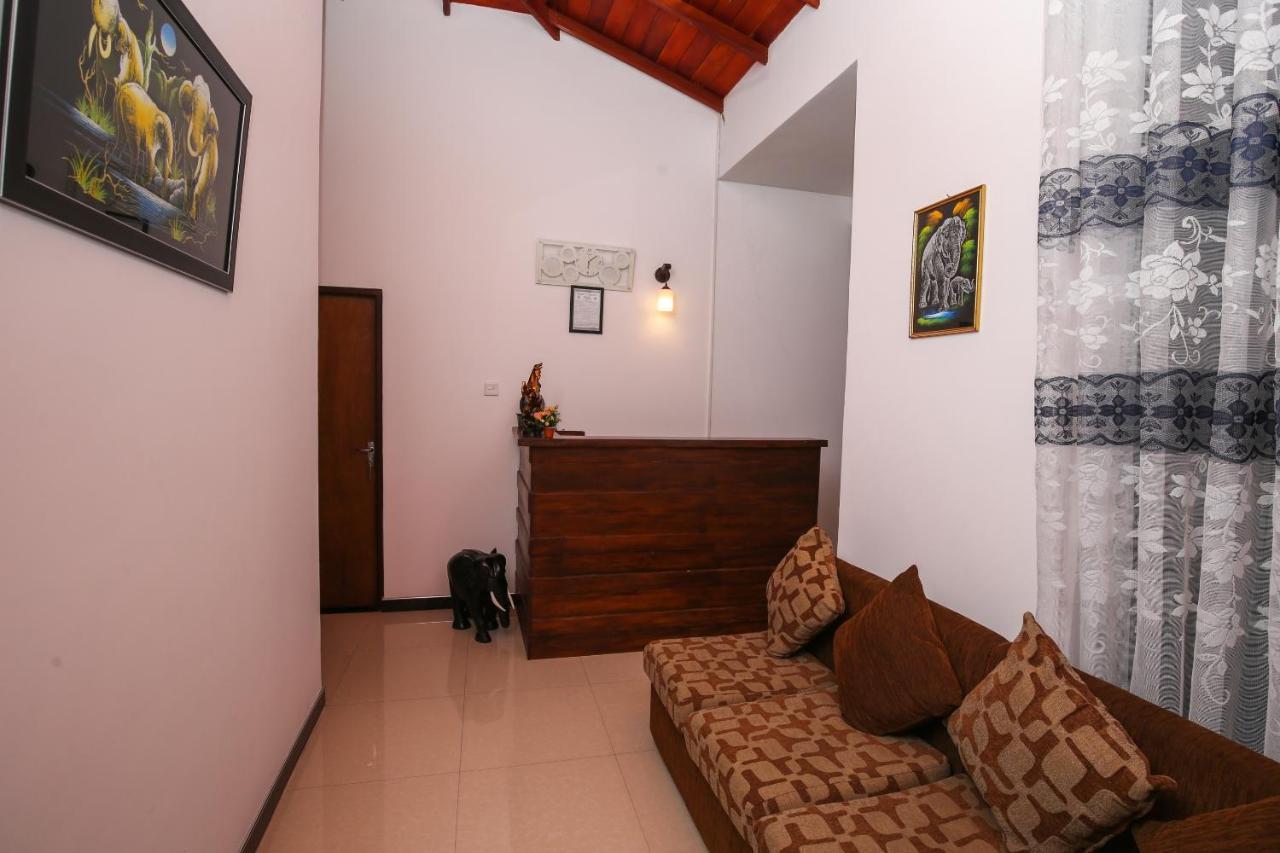 Oyo 438 Sarala Residence Hotel Kandy Bagian luar foto
