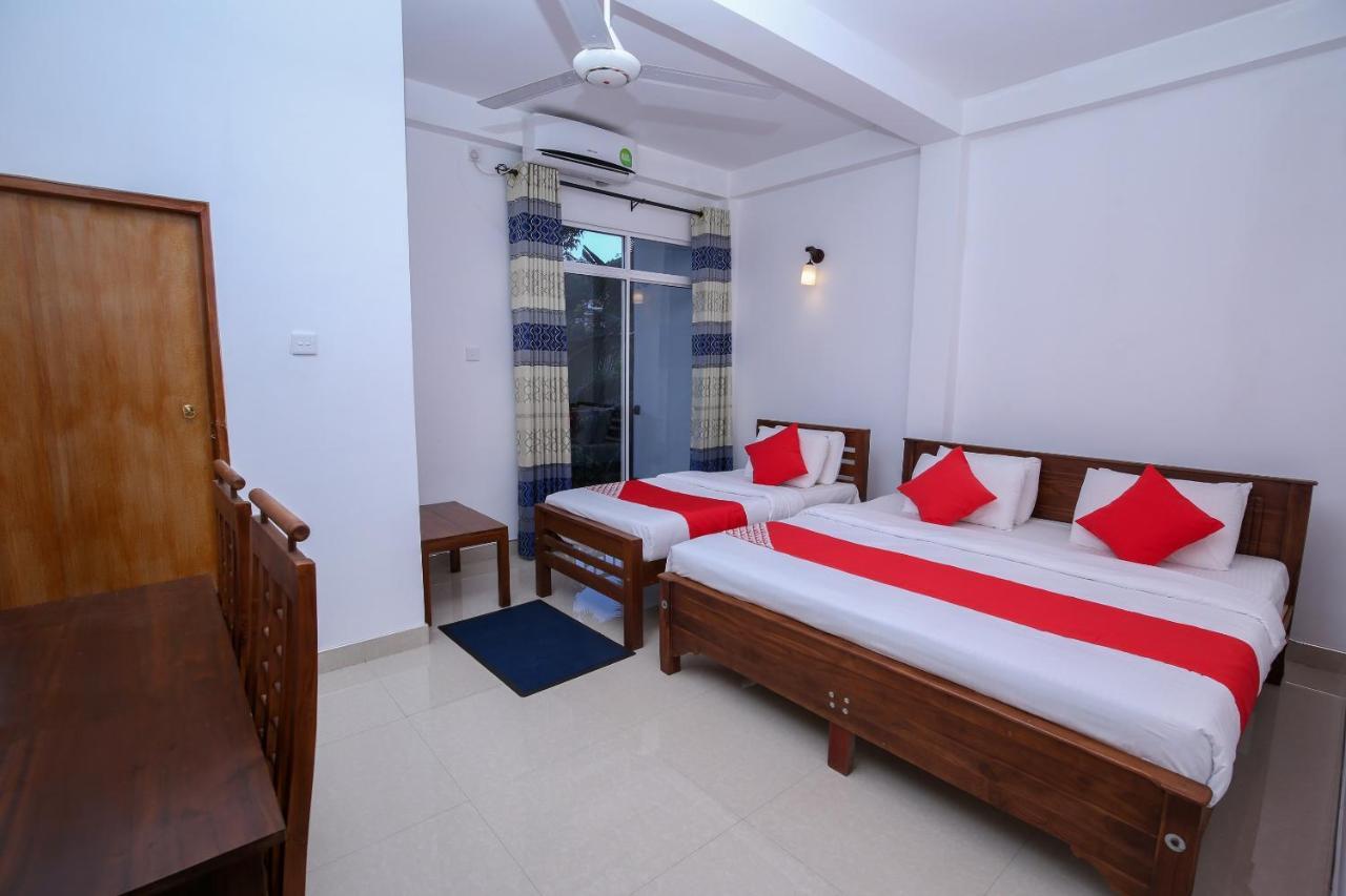 Oyo 438 Sarala Residence Hotel Kandy Bagian luar foto
