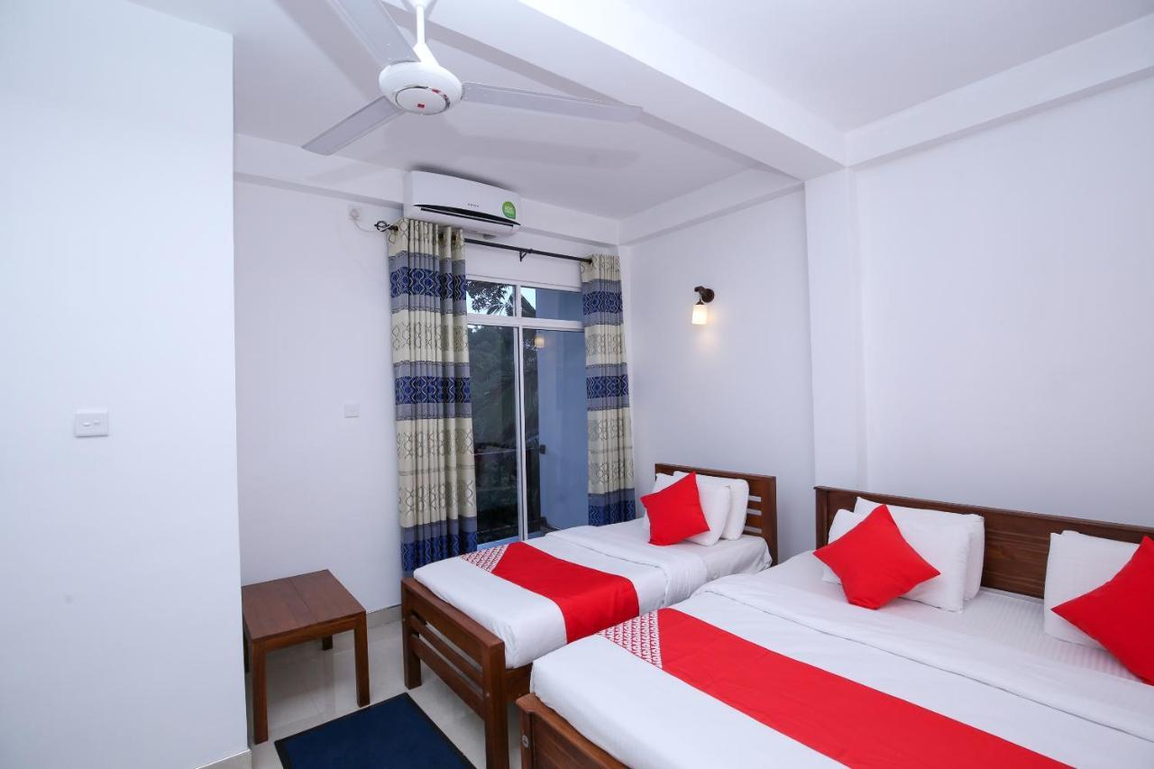 Oyo 438 Sarala Residence Hotel Kandy Bagian luar foto
