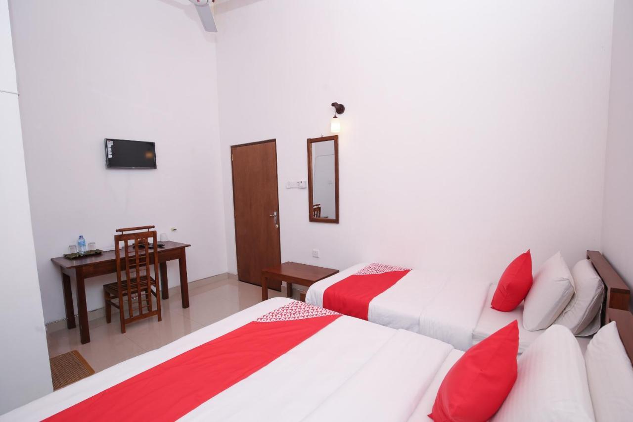 Oyo 438 Sarala Residence Hotel Kandy Bagian luar foto