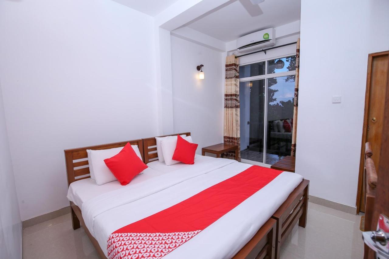 Oyo 438 Sarala Residence Hotel Kandy Bagian luar foto