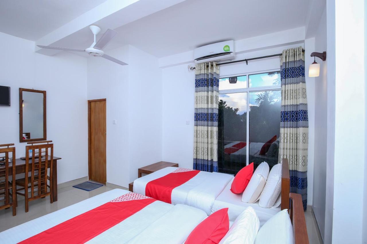Oyo 438 Sarala Residence Hotel Kandy Bagian luar foto