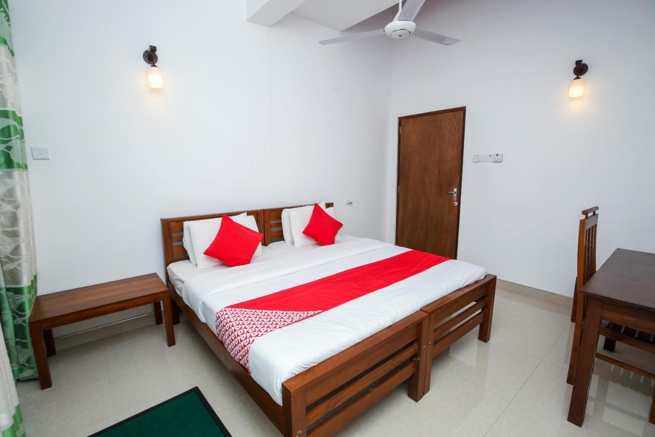 Oyo 438 Sarala Residence Hotel Kandy Bagian luar foto