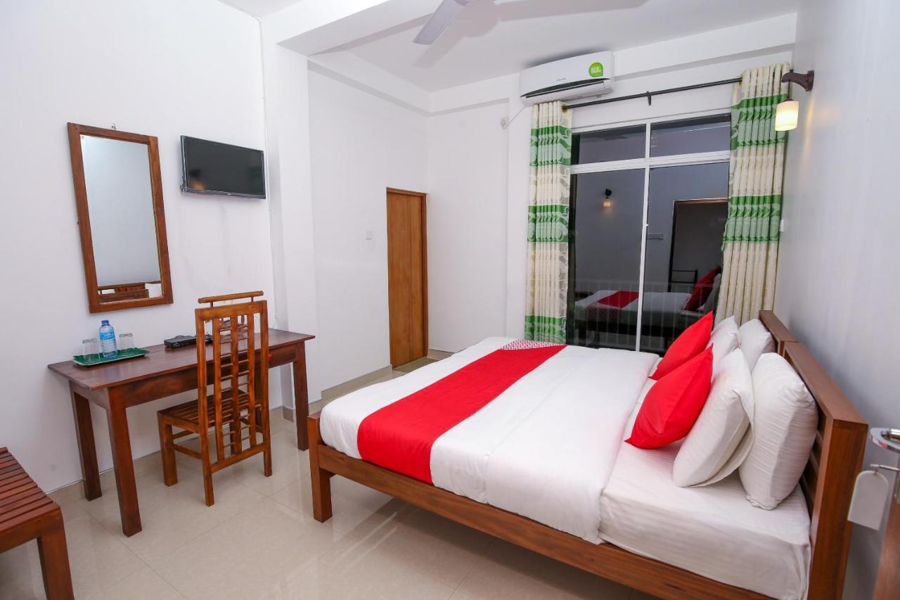 Oyo 438 Sarala Residence Hotel Kandy Bagian luar foto