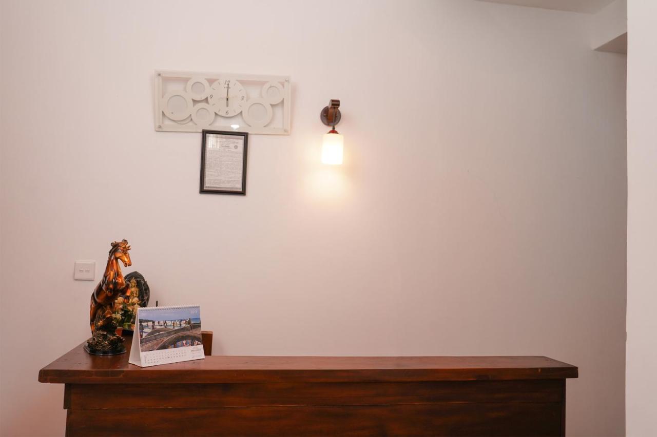 Oyo 438 Sarala Residence Hotel Kandy Bagian luar foto