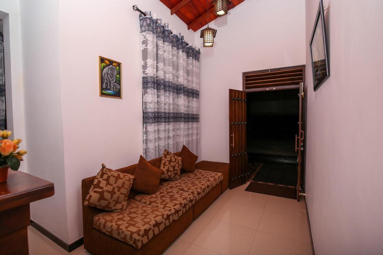 Oyo 438 Sarala Residence Hotel Kandy Bagian luar foto