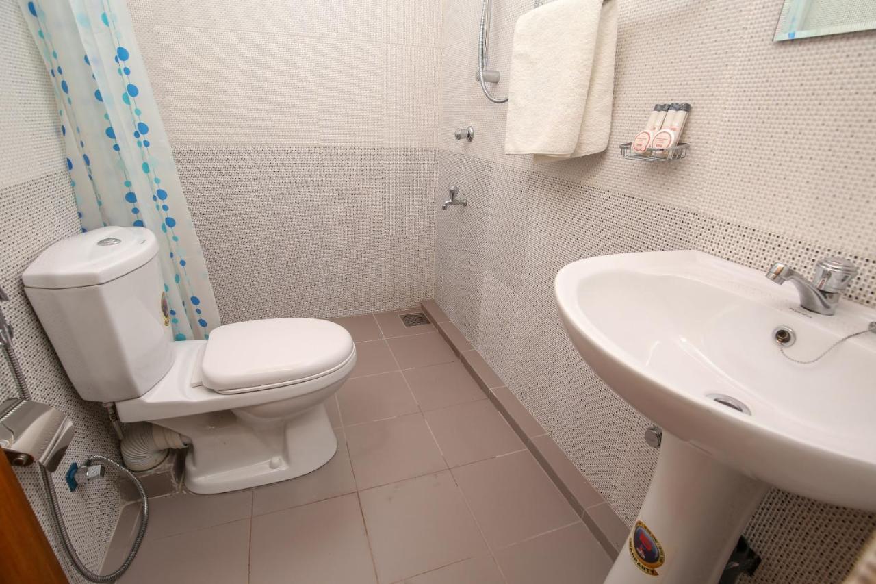 Oyo 438 Sarala Residence Hotel Kandy Bagian luar foto