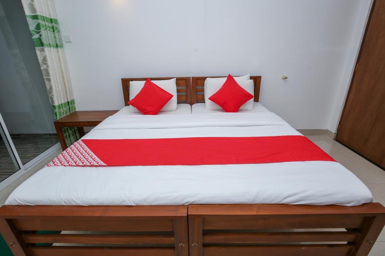 Oyo 438 Sarala Residence Hotel Kandy Bagian luar foto
