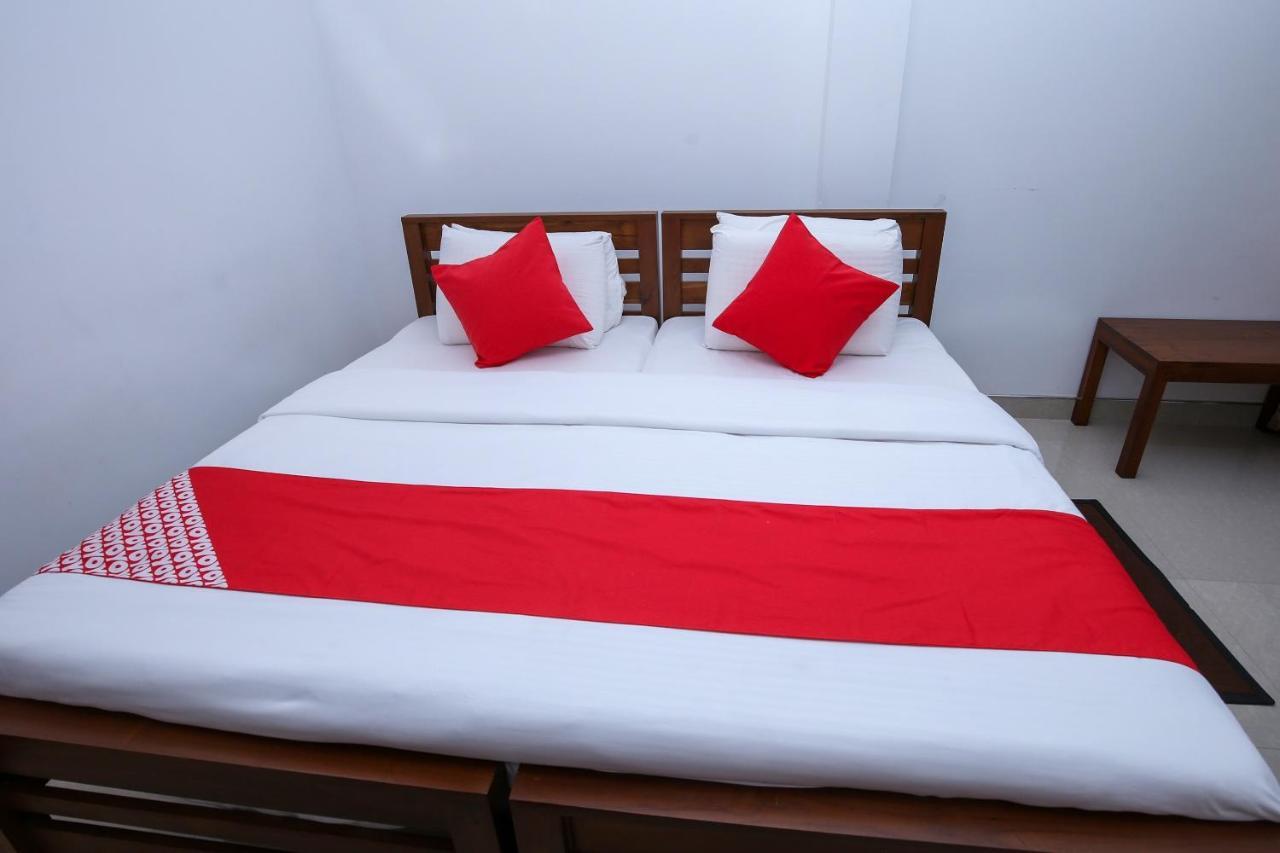 Oyo 438 Sarala Residence Hotel Kandy Bagian luar foto