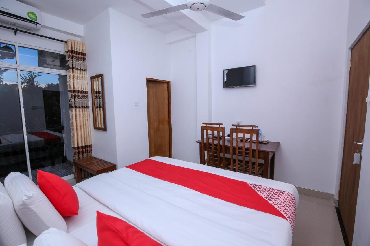 Oyo 438 Sarala Residence Hotel Kandy Bagian luar foto