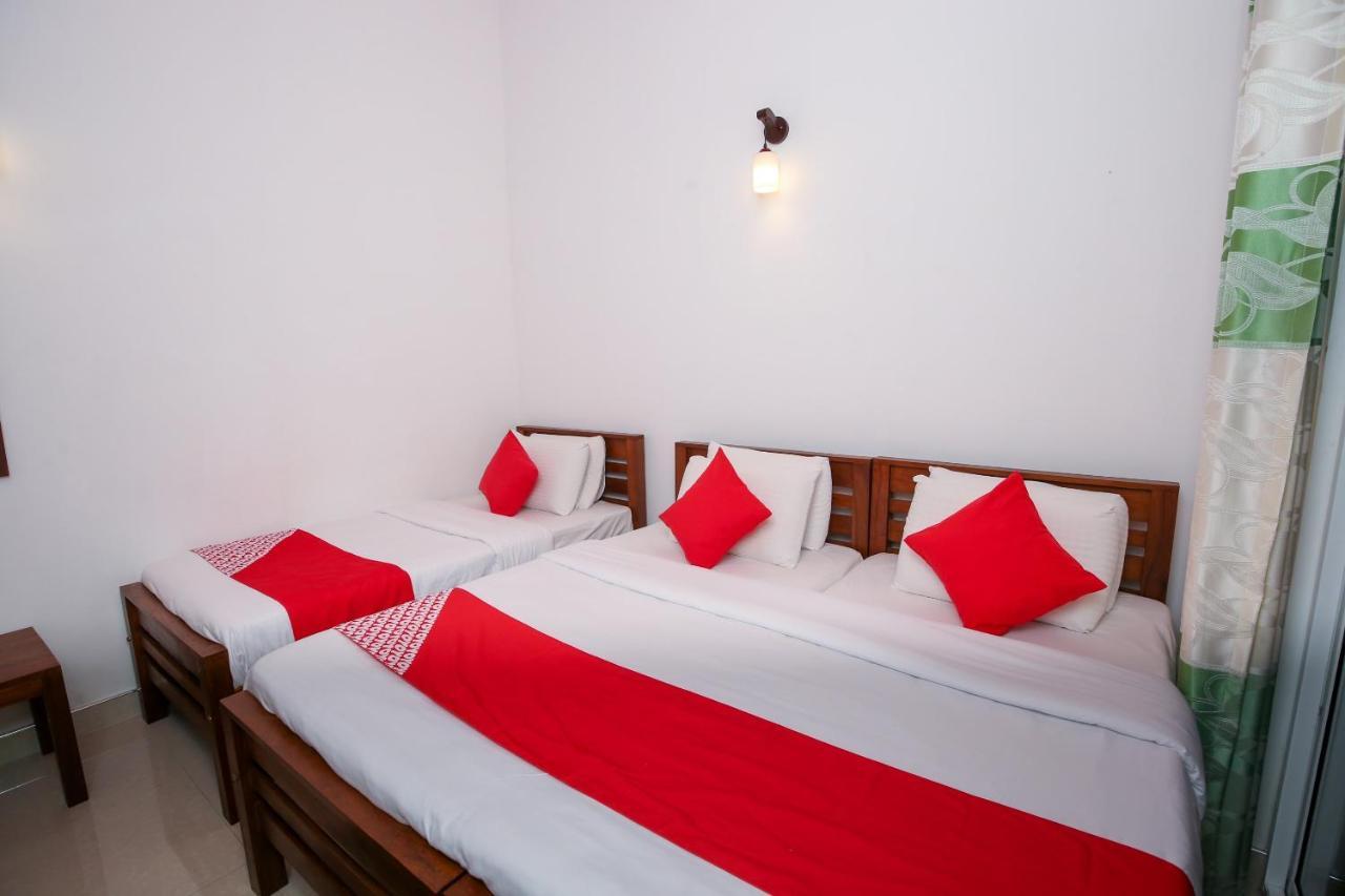 Oyo 438 Sarala Residence Hotel Kandy Bagian luar foto