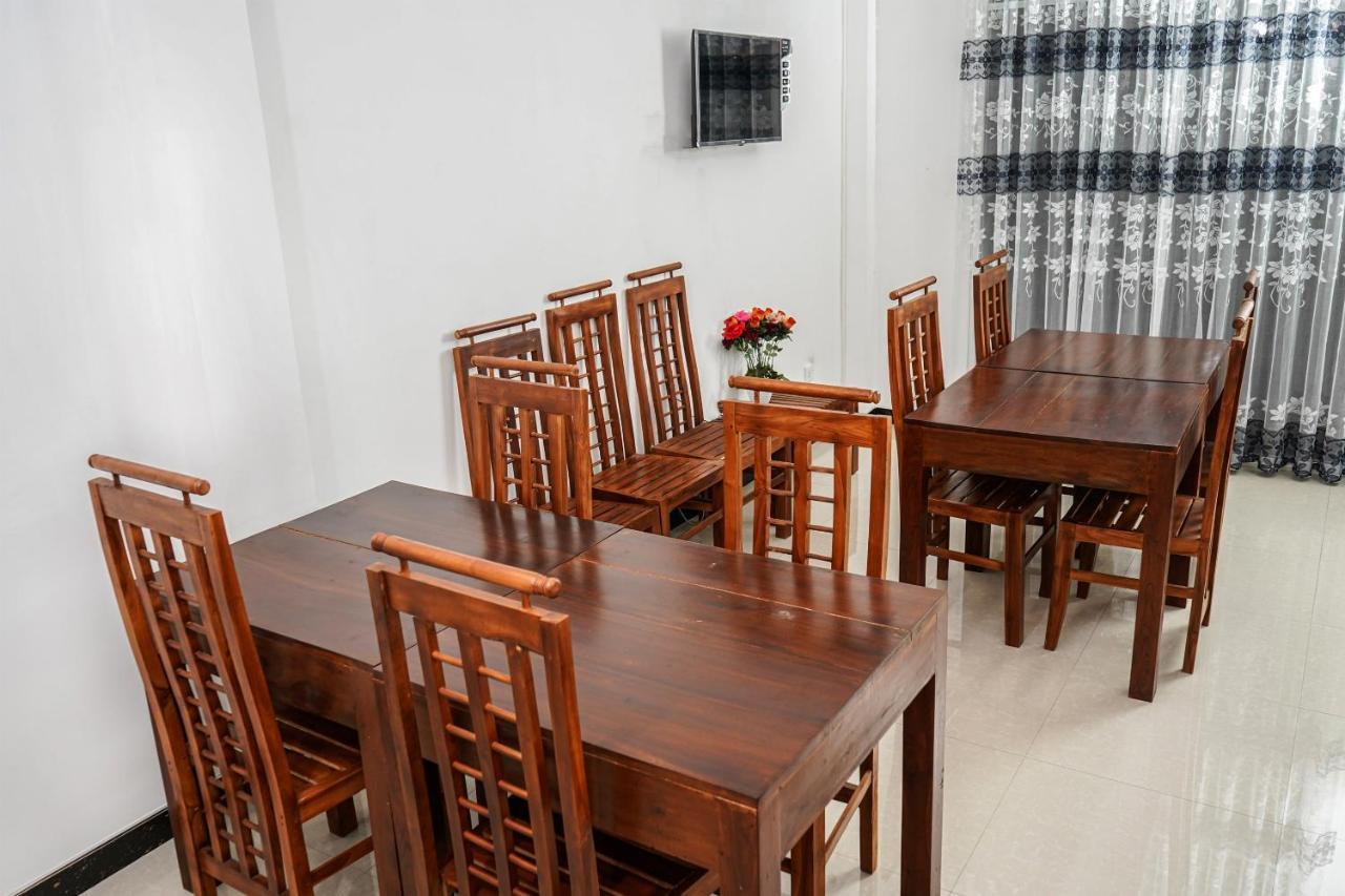 Oyo 438 Sarala Residence Hotel Kandy Bagian luar foto