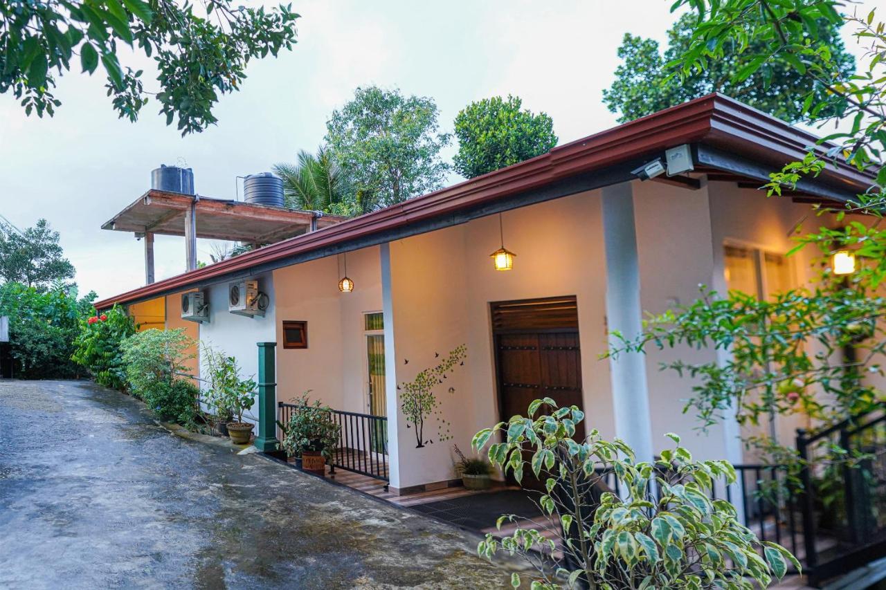 Oyo 438 Sarala Residence Hotel Kandy Bagian luar foto