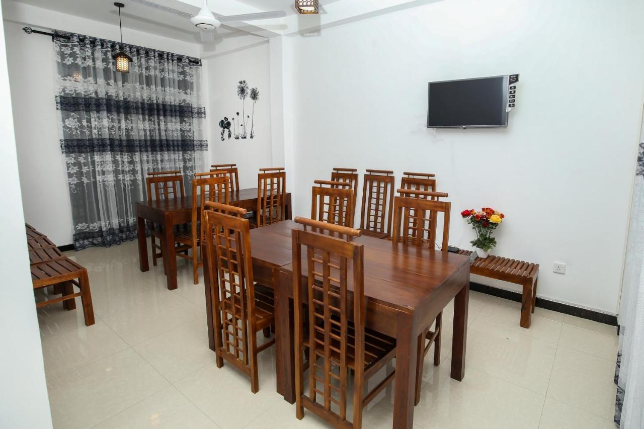 Oyo 438 Sarala Residence Hotel Kandy Bagian luar foto